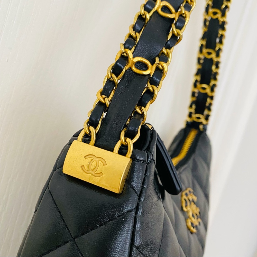 New in Box Chanel Makeup GWP Black Quilted Faux Leather 19 Hobo Shoulder Bag - Picture 6 of 15